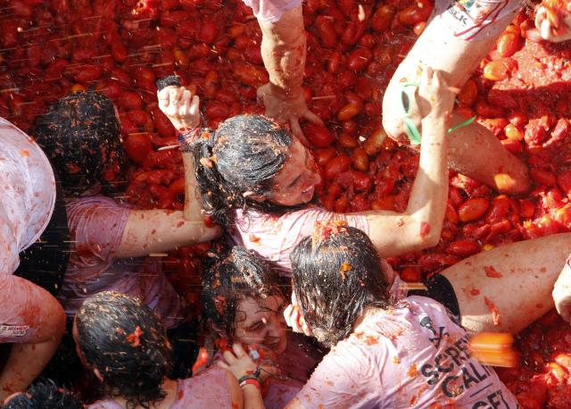 Festival Tomatina: Gađanje sa 160 tona paradajza (FOTO)